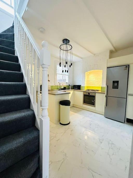 ロンドンElegant House In Stratfordアパートメント エクステリア 写真