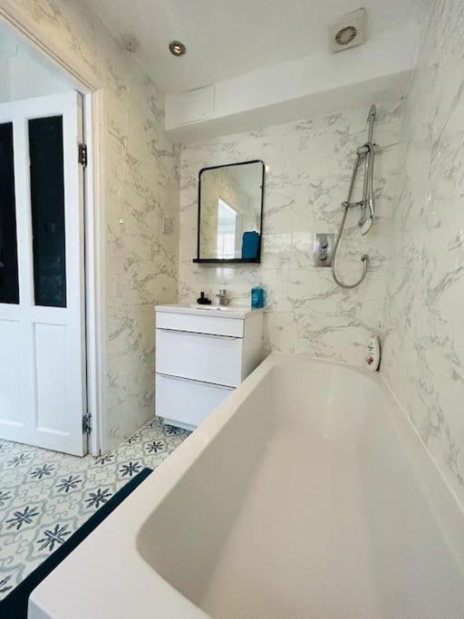 ロンドンElegant House In Stratfordアパートメント エクステリア 写真