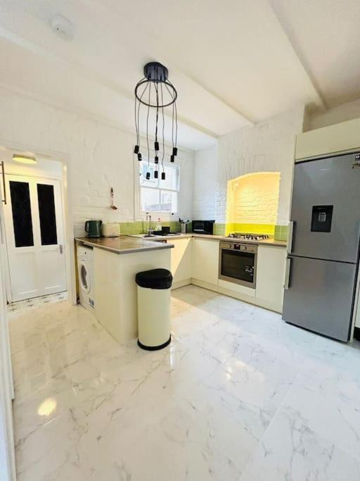 ロンドンElegant House In Stratfordアパートメント エクステリア 写真